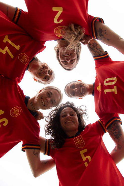 Futbolistas de España con la camiseta mujer primera equipación de la selección española de fútbol